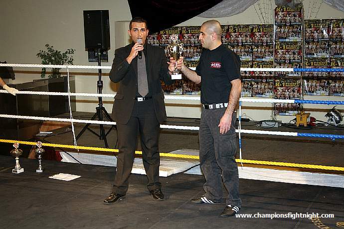 091218_0502_ehrung-atamtuerk-thomas_k1_fight_night_ii.jpg